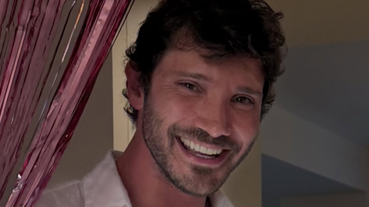 Stefano De Martino, il figlio Santiago incanta LA con la chitarra